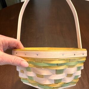 Longaberger 2022 Easter Basket 8" x 3 1/2"h

White/Green/Yellow w/liner